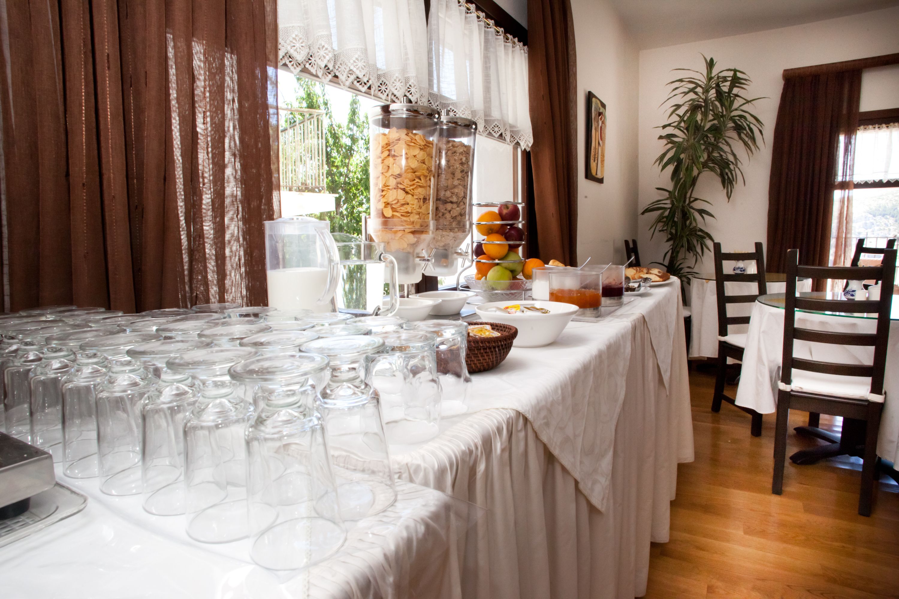 daily buffet breakfast for a fee