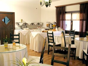 Daily buffet breakfast for a fee - Erofili Hotel and Suites (Volos)