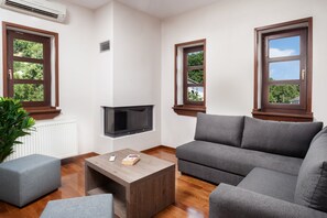 Premium bedding, pillow-top beds, in-room safe, individually decorated - Erofili Hotel and Suites (Volos)