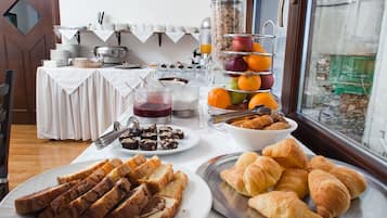 Petit-déjeuner buffet servi tous les jours en supplément