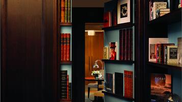 Penthouse (Writer’s Penthouse) | Woonruimte | Lcd-televisie en betaalfilms