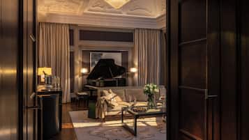 Hochwertige Bettwaren, Betten mit Memory-Foam-Matratzen, Minibar