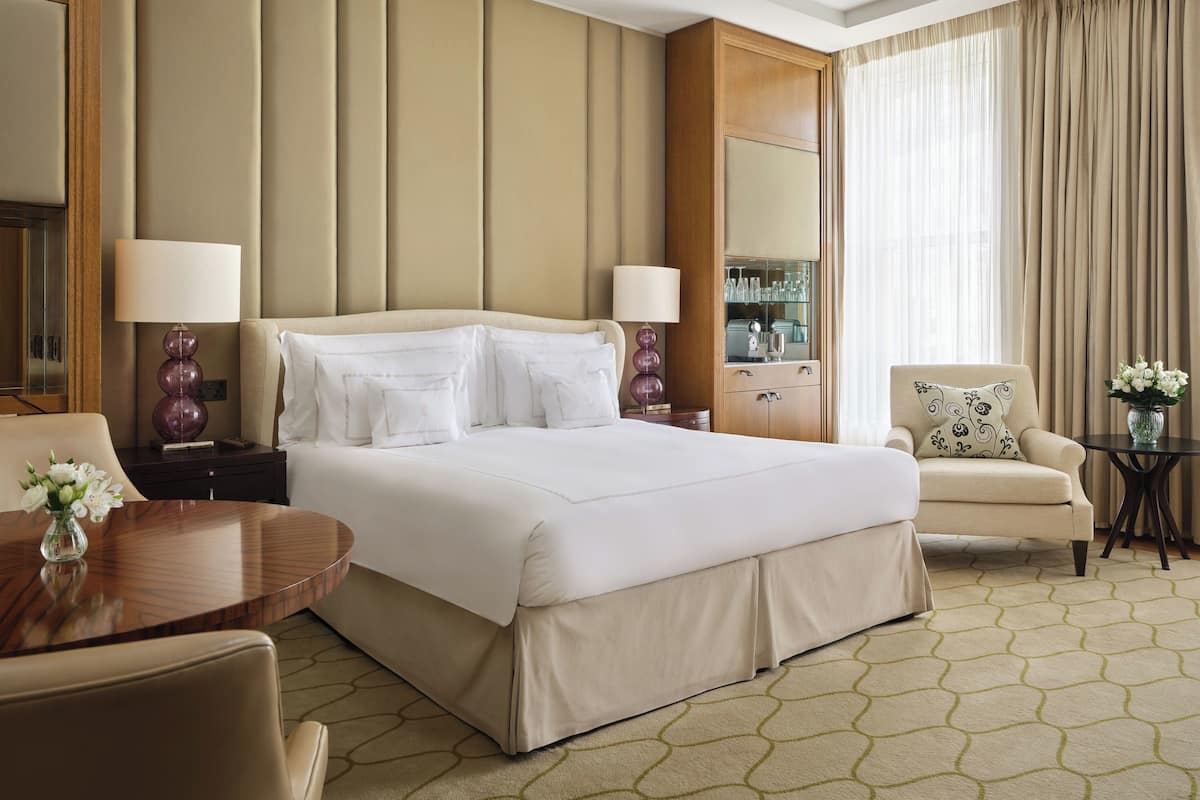 Deluxe Room, 1 King Bed | Premium bedding, memory-foam beds, minibar, in-room safe