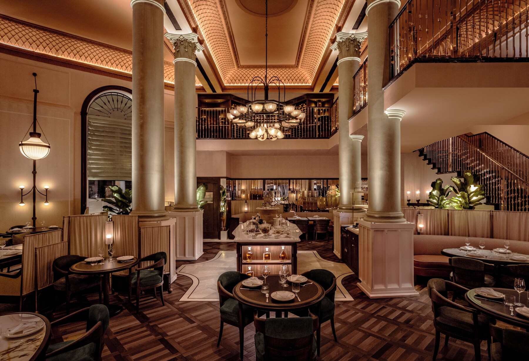4 restaurants; breakfast, lunch, dinner and brunch served 