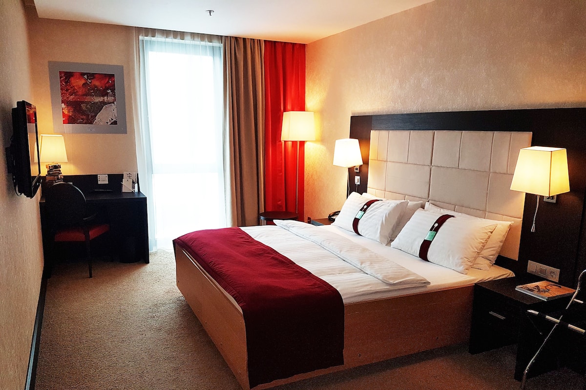 Hypo-allergenic bedding, minibar, in-room safe, desk