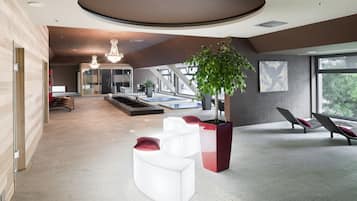 Couples treatment rooms, sauna, hot tub, steam room, aromatherapy