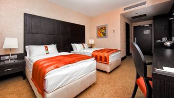 Standardzimmer, 2 Einzelbetten | Allergikerbettwaren, Minibar, Zimmersafe, Schreibtisch