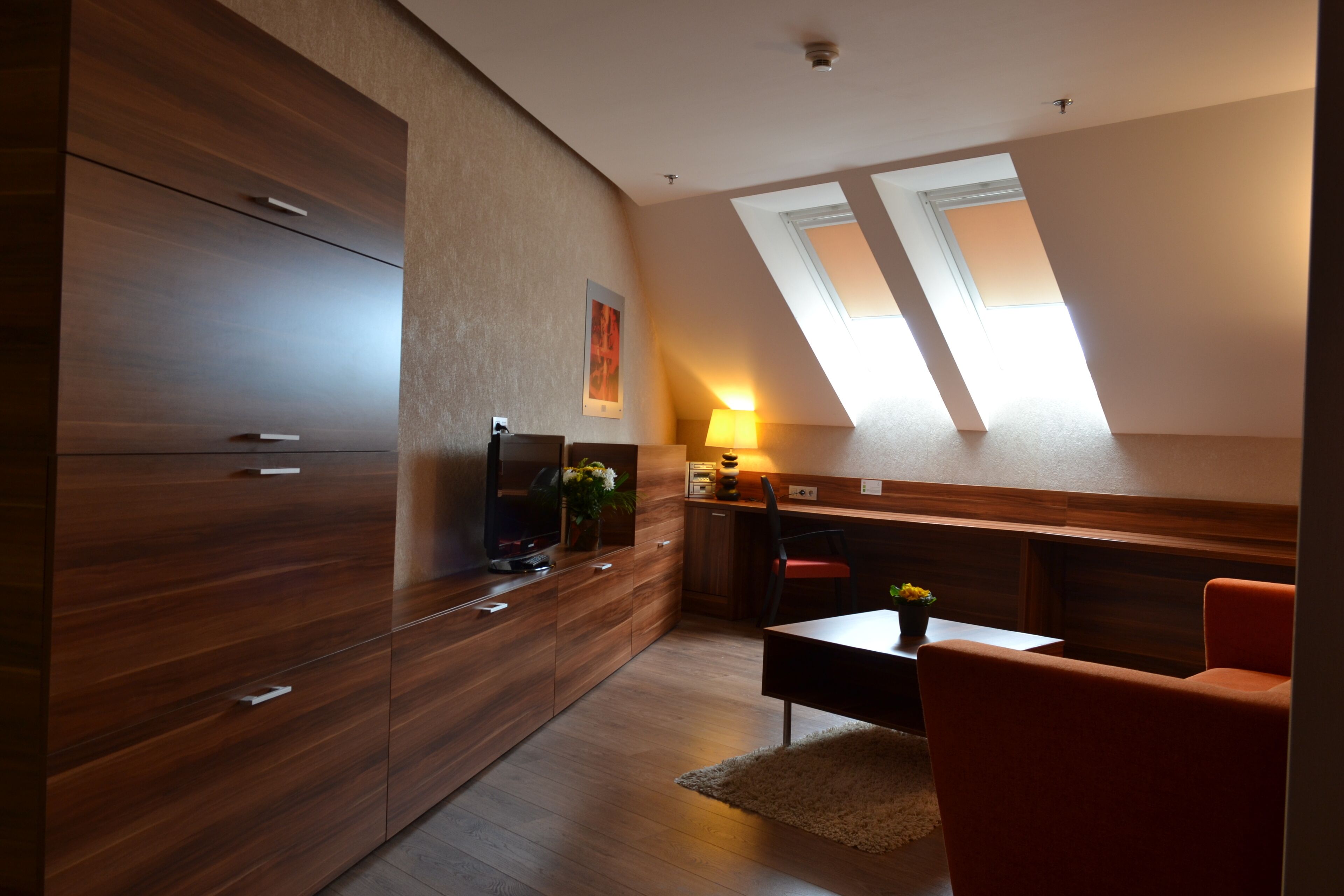 premium room, 1 king bed (stocked minibar) | hypo-allergenic bedding, minibar, in-room safe, desk