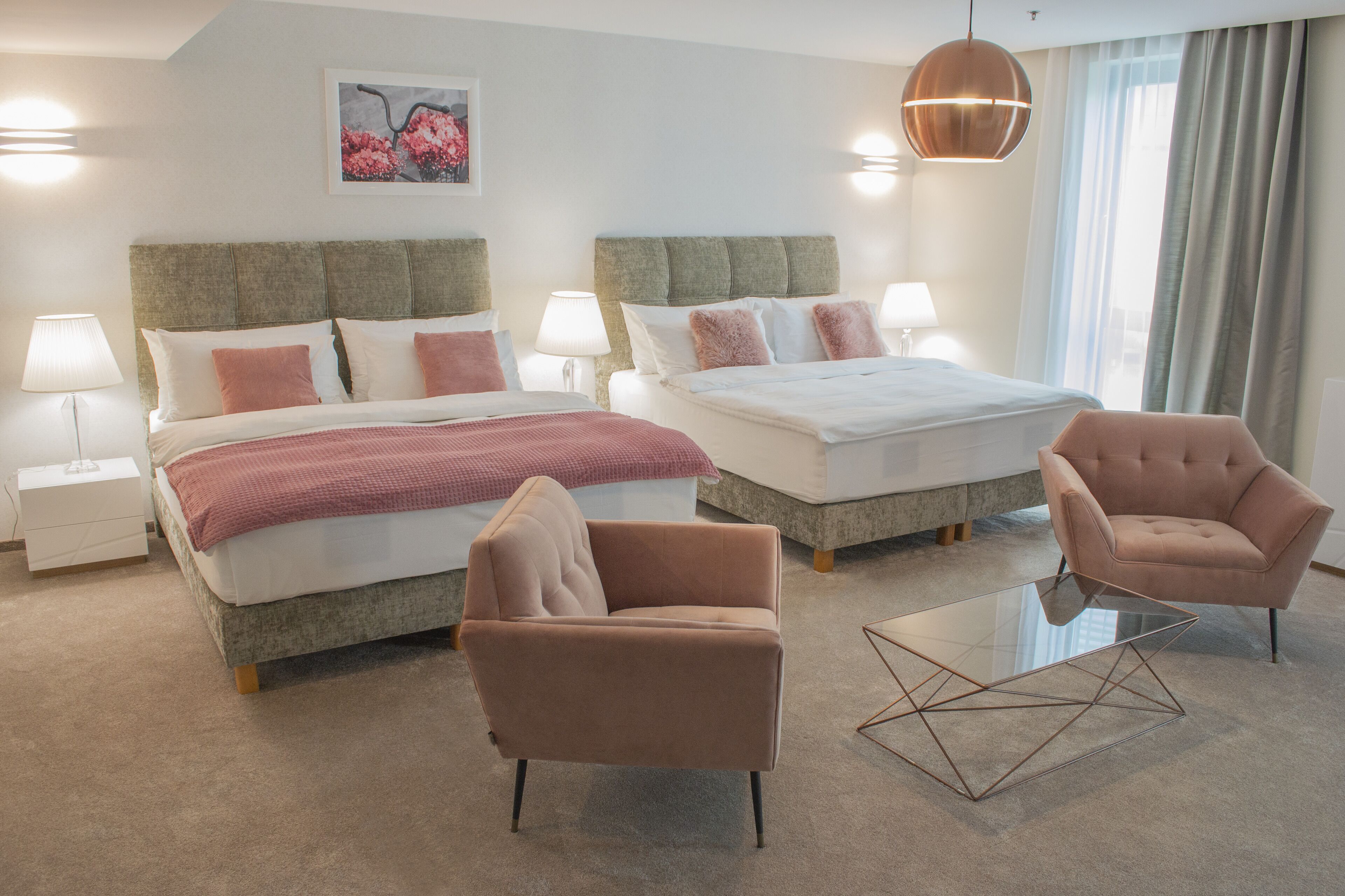 Allergitestet sengetøy, minibar, safe på rommet og skrivebord