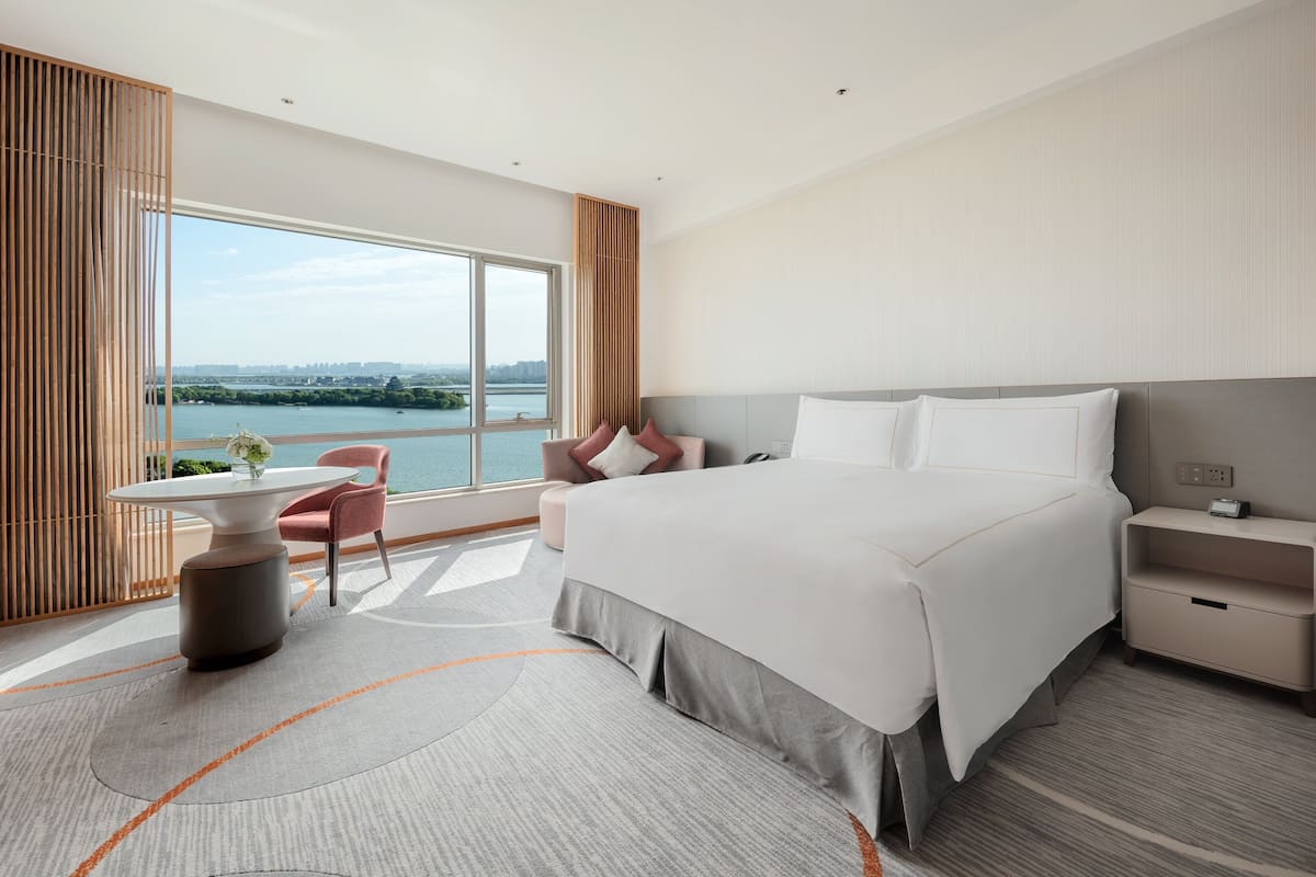 Premium Room, 1 King Bed (Jinji Lake Landmark View) | Minibar, in-room safe, blackout drapes, free cribs/infant beds