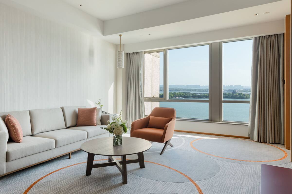 套房, 1 間臥室 (Landmark Lake View) | 迷你吧、客房內保險箱、遮光布/窗簾、免費搖籃/嬰兒床