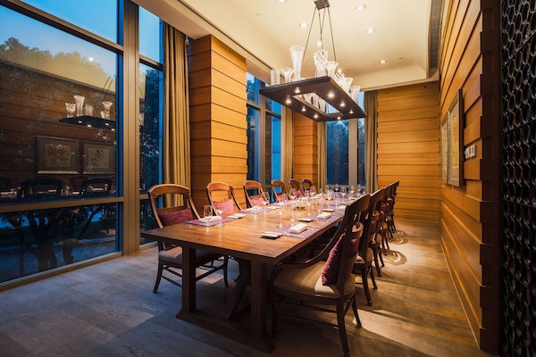 3 restaurants, breakfast served