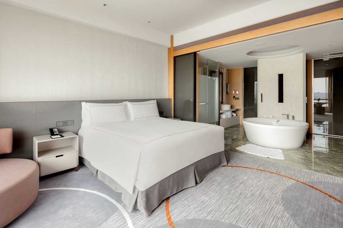 Premium Room, 1 King Bed (Jinji Lake Landmark View)