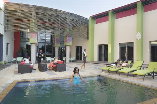 Piscina all'aperto, lettini