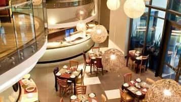 2 restaurants, breakfast served