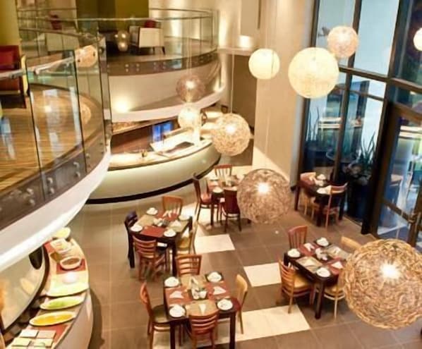 2 restaurantes, se sirve desayuno