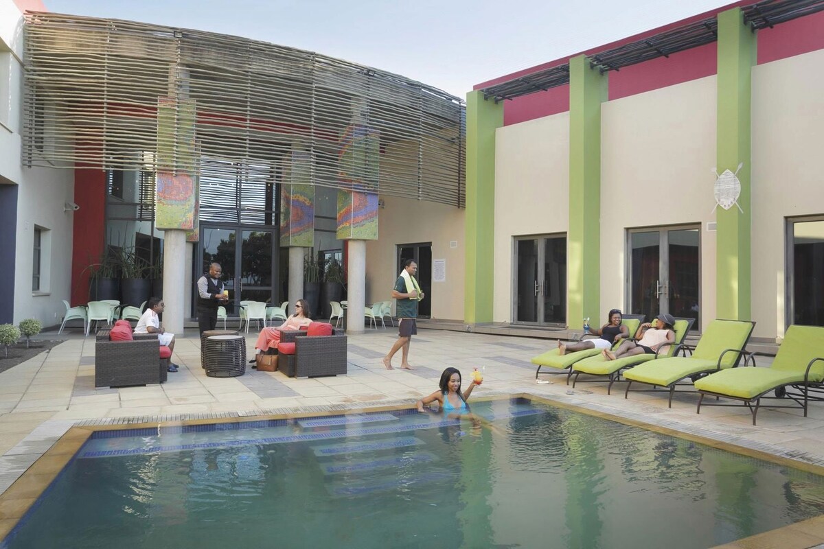 Pool | Outdoor pool, sun loungers
