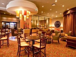 2 restaurantes; se sirve desayuno, almuerzo y cena