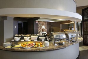 Café da manhã com buffet todos os dias (ZAR 256 por pessoa) 