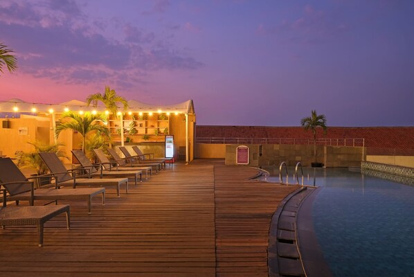 Una piscina al aire libre