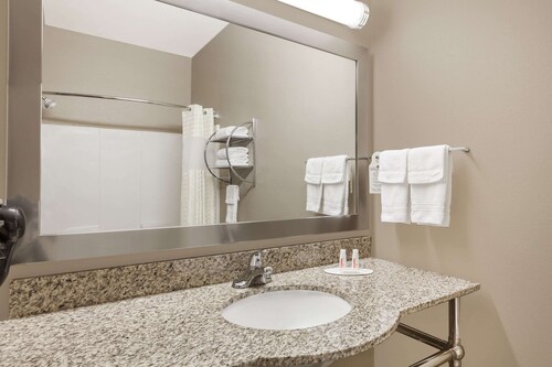 Days Inn & Suites by Wyndham Marquez