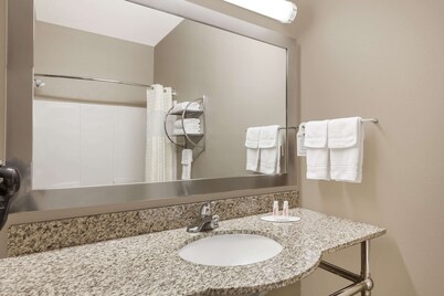 Days Inn & Suites by Wyndham Marquez