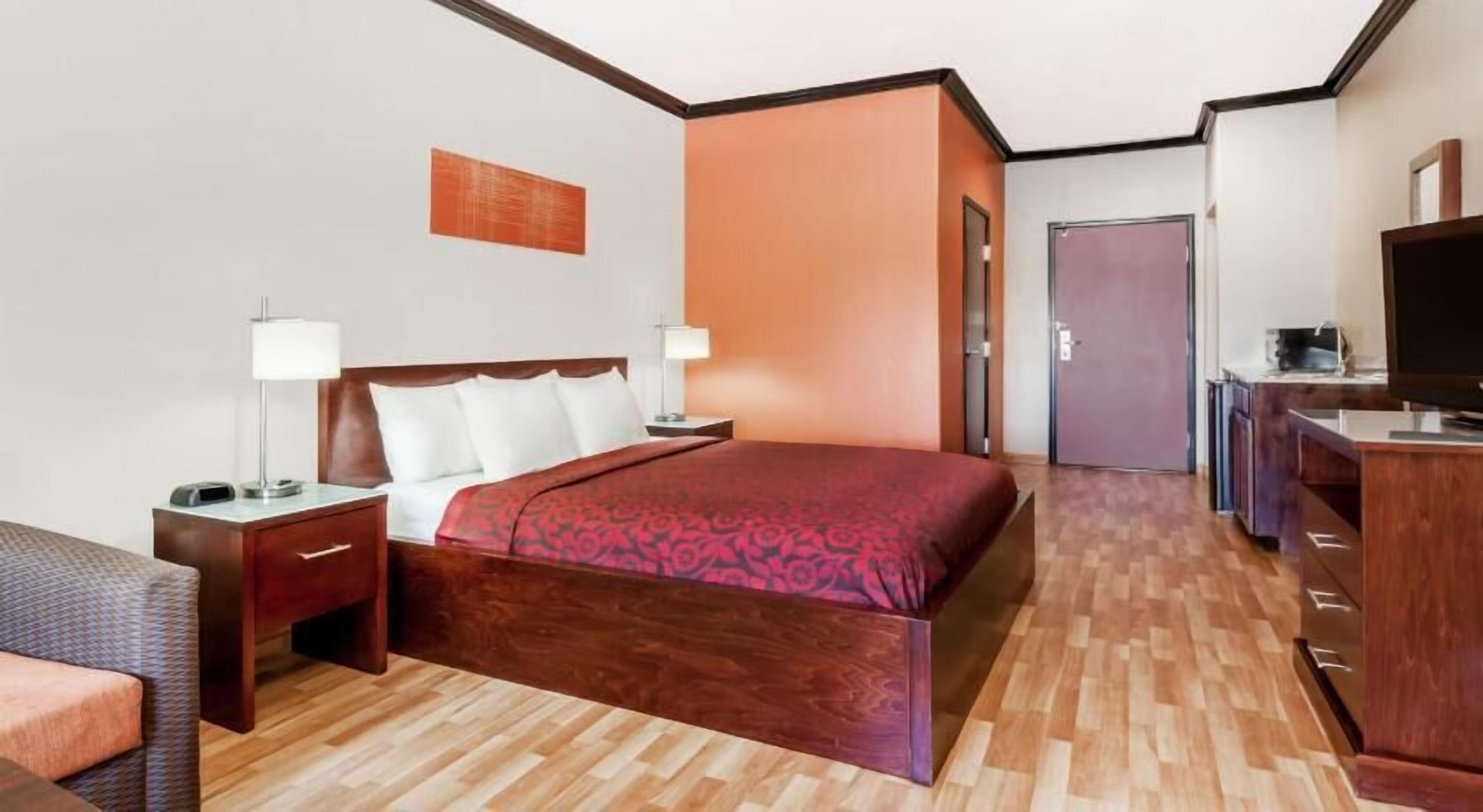 Escrivaninha, ferros/tábuas de passar roupa, berços grátis