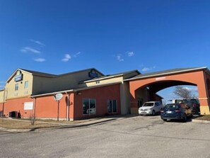 Exterior - Days Inn & Suites by Wyndham Marquez (Marquez)