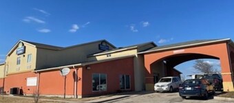 Days Inn & Suites by Wyndham Marquez