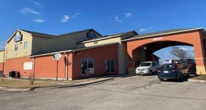 Days Inn & Suites by Wyndham Marquez