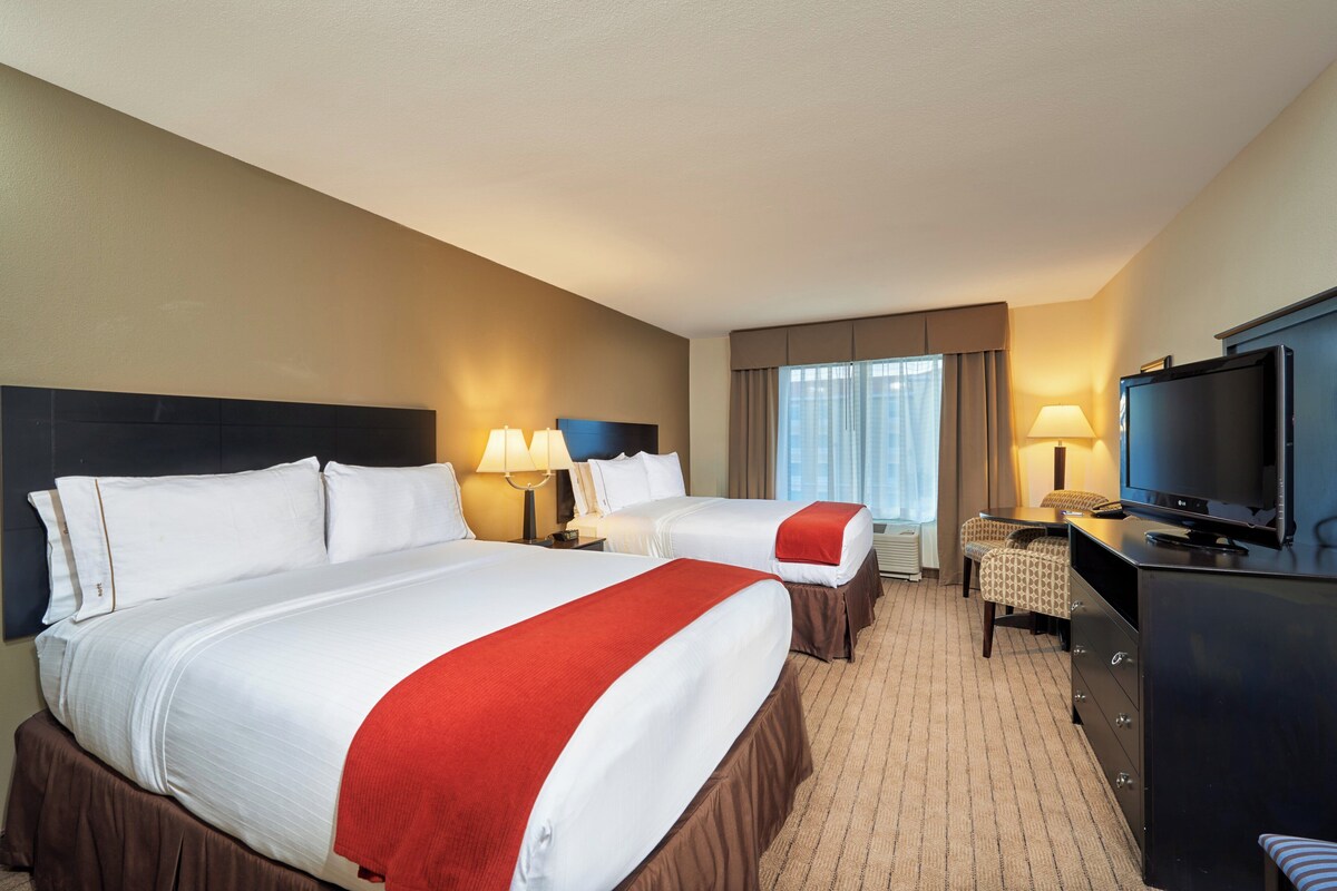 Una scrivania, tende oscuranti, Wi-Fi gratuito, lenzuola