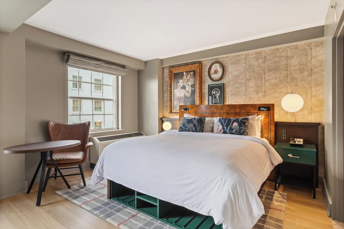 Luxe beddengoed, een kluis op de kamer, een bureau, een laptopwerkplek