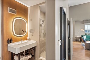 Suite, 1 très grand lit | Salle de bain