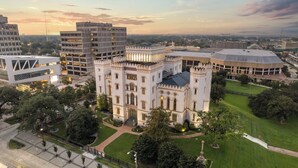Um edifício grande e histórico com um pátio central, rodeado por edifícios modernos.