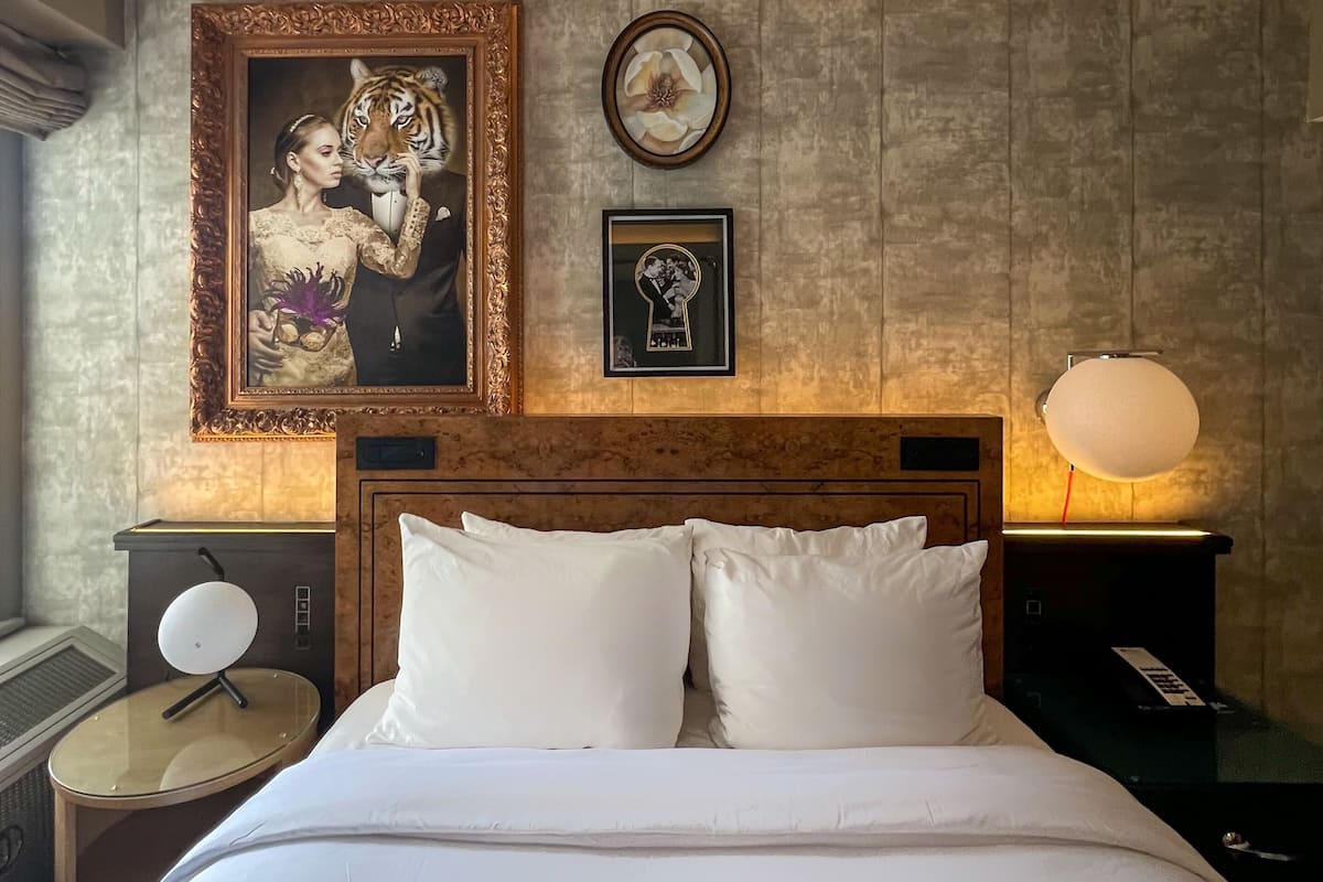 Luxe beddengoed, een kluis op de kamer, een bureau, een laptopwerkplek
