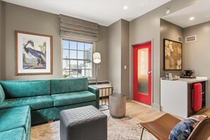 Ylelliset vuodevaatteet, tallelokero huoneessa, työpöytä