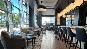 Uma área de bar moderna com assentos e balcão.