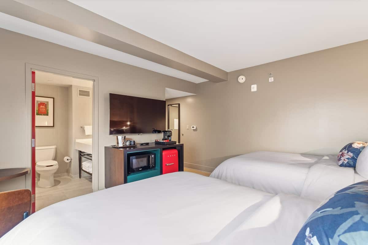 Luxe beddengoed, een kluis op de kamer, een bureau, een laptopwerkplek
