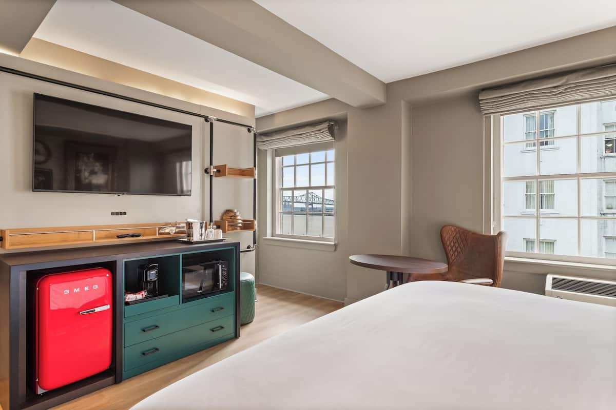 Standard Room, 1 King Bed, River View | Premium bedding, in-room safe, desk, laptop workspace