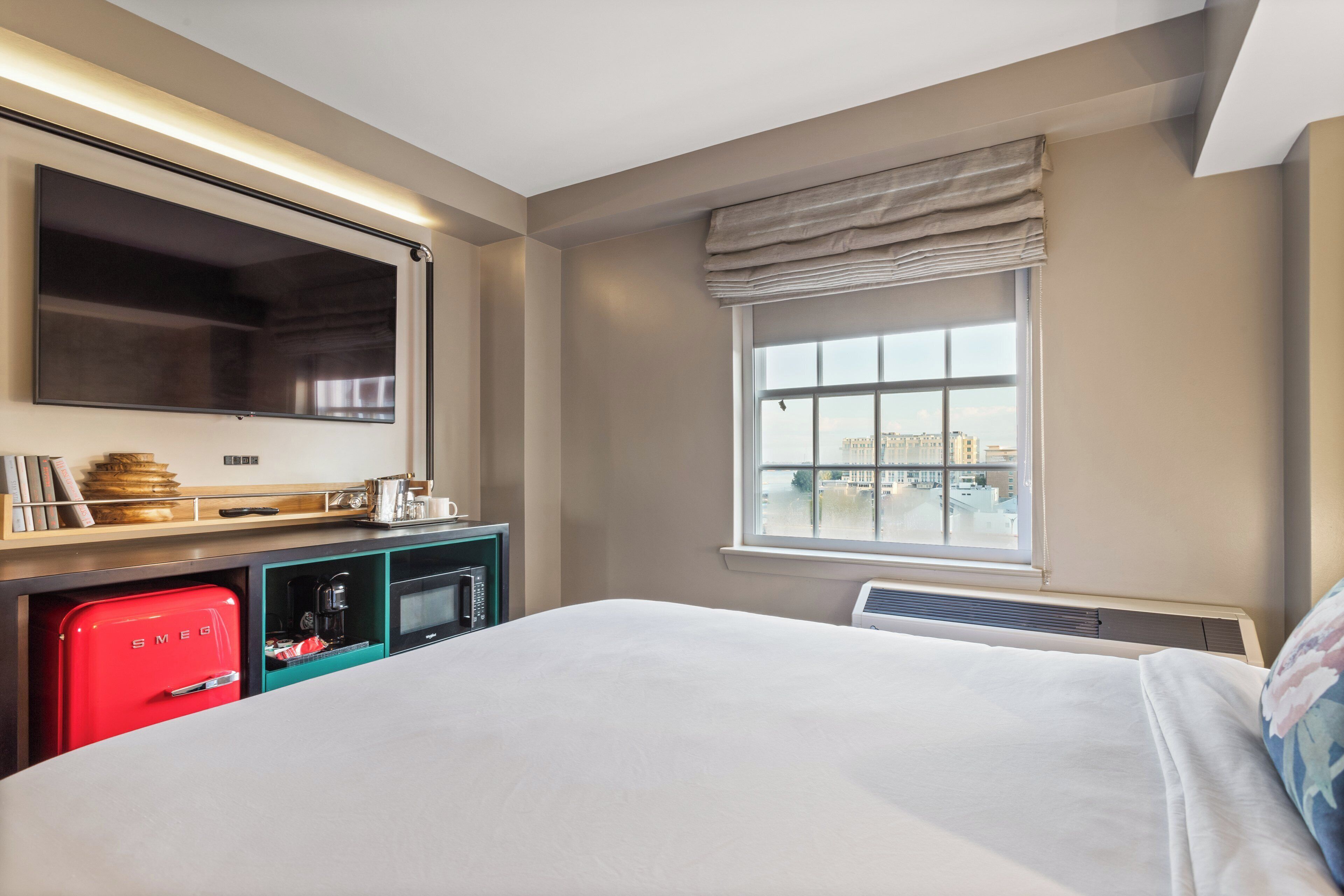 Ropa de cama de alta calidad y caja de seguridad en la habitación 