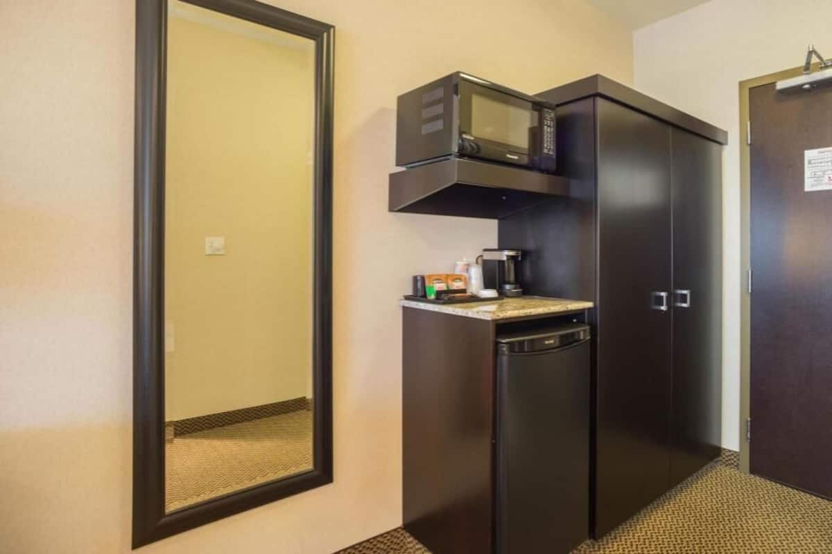 Cocina privada | Refrigerador, microondas y cafetera y tetera