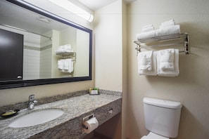 Combined shower/bathtub, free toiletries, hair dryer, towels
