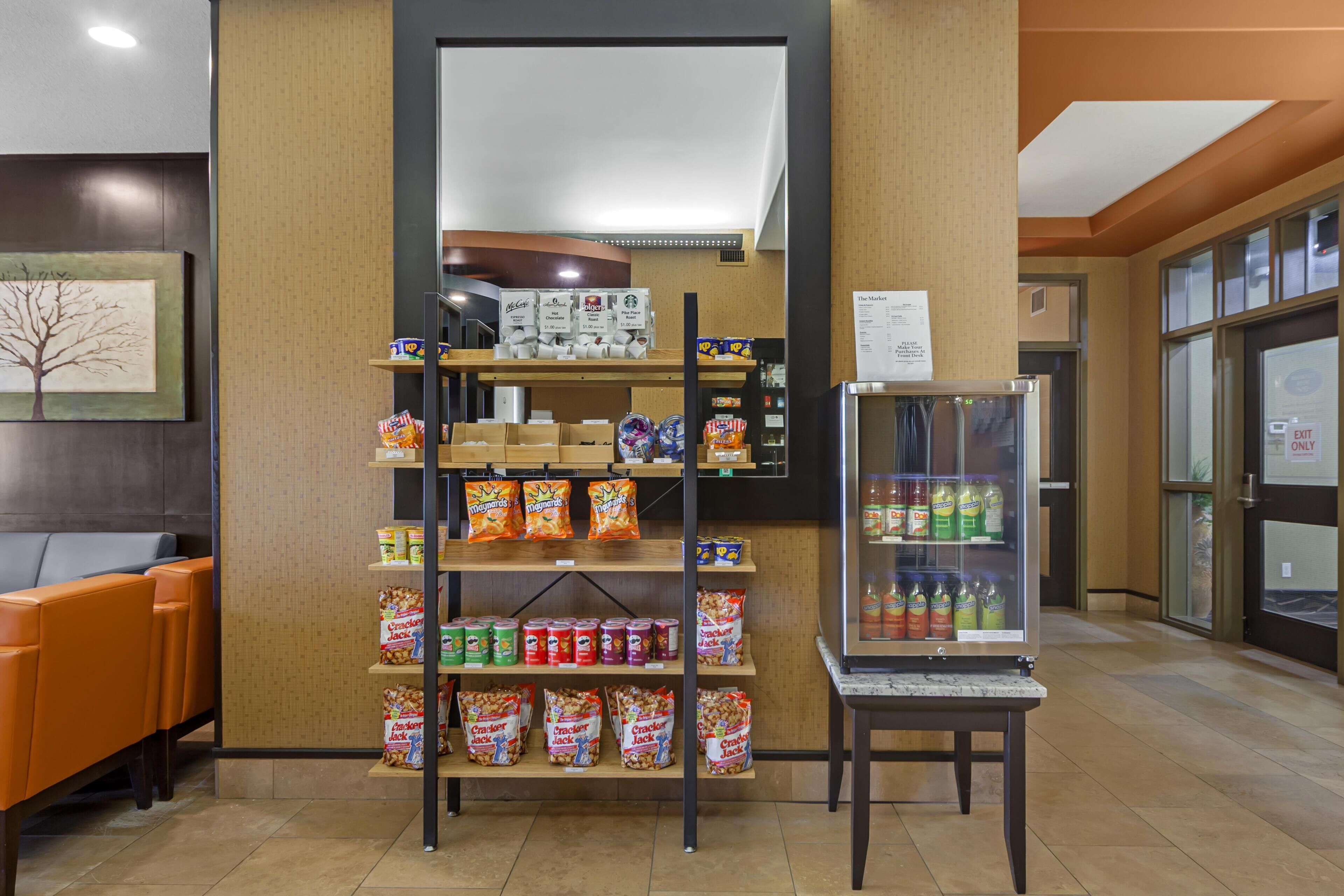 Ein Empfangsbereich mit Sitzgelegenheiten, einer Snackauslage und einem Getränkekühlschrank.