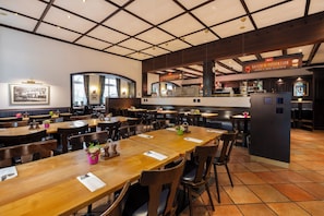 Bữa sáng buffet hàng ngày với phụ phí nhỏ 