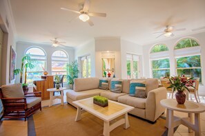 Lägenhet Premium - 3 sovrum | Vardagsrum | 32-tums tv med kabelkanaler