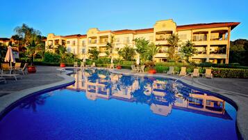 Premium bedding, in-room safe, individually decorated