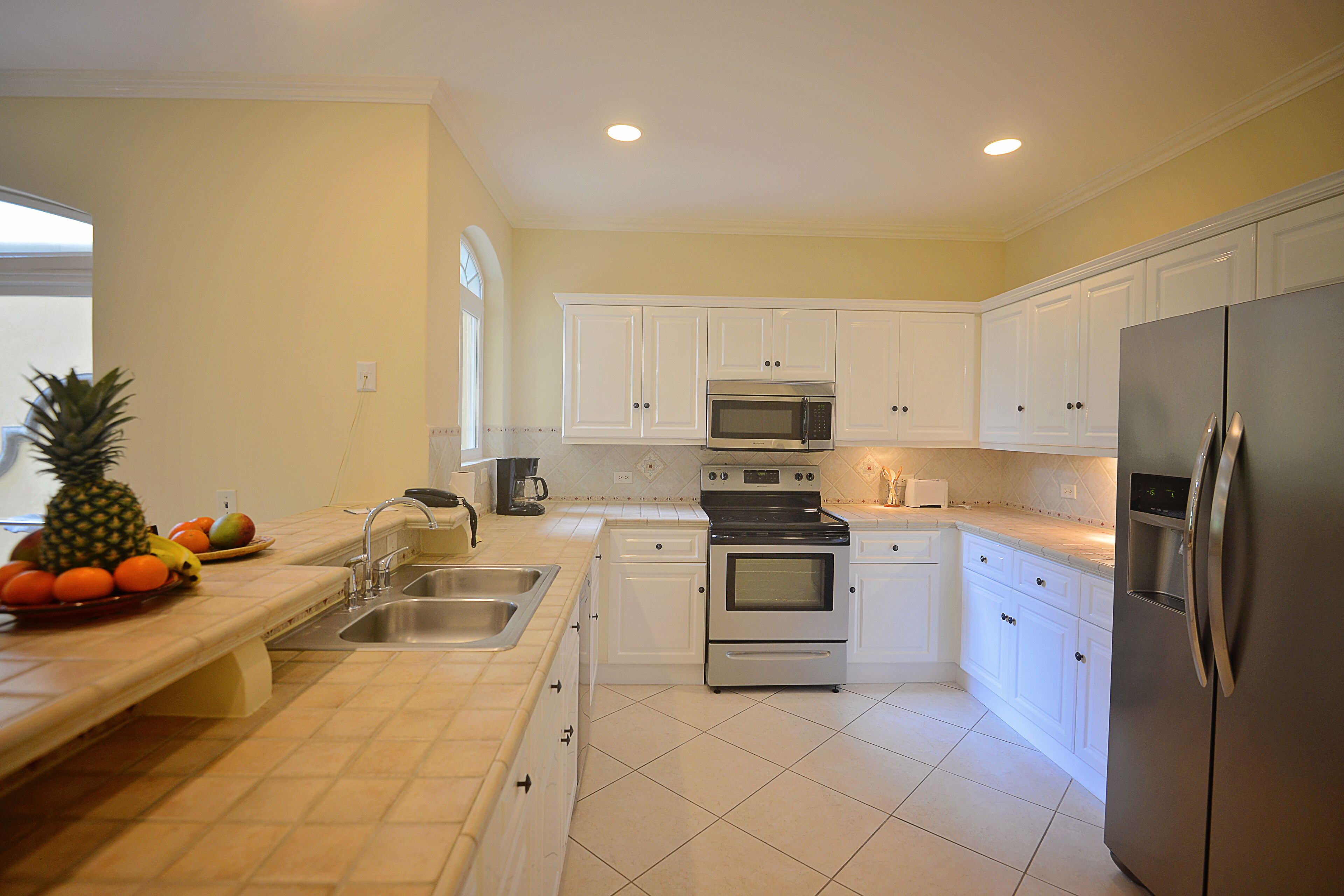 deluxe condo, 1 bedroom | private kitchen | full-sized fridge, microwave, stovetop, dishwasher