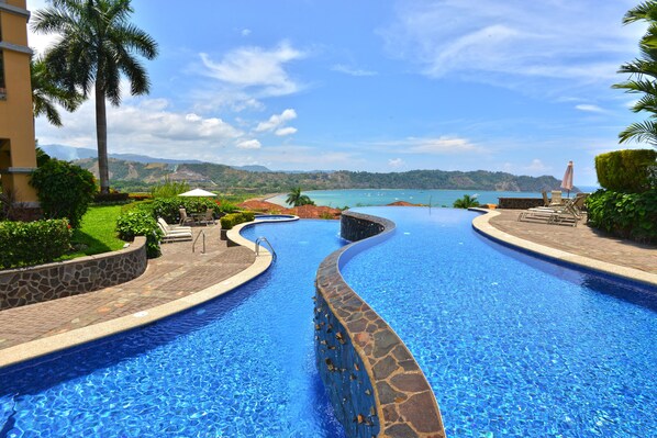 2 piscinas al aire libre