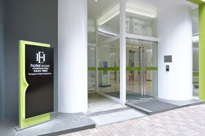 Property entrance - Hotel Ease Causeway Bay (Hong Kong)