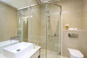 Premier Ease (RaceCourse View) Room | Bathroom | Shower, free toiletries, hair dryer, slippers - Hotel Ease Causeway Bay (Hong Kong)